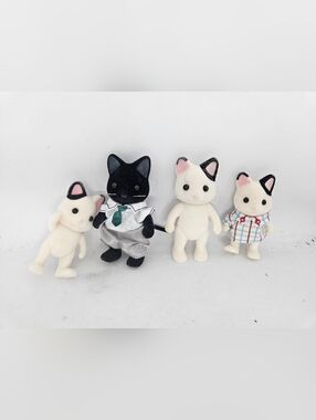 Calico Critters Cat Family Set Of 4 One Black With Clothes Others No clothes. 